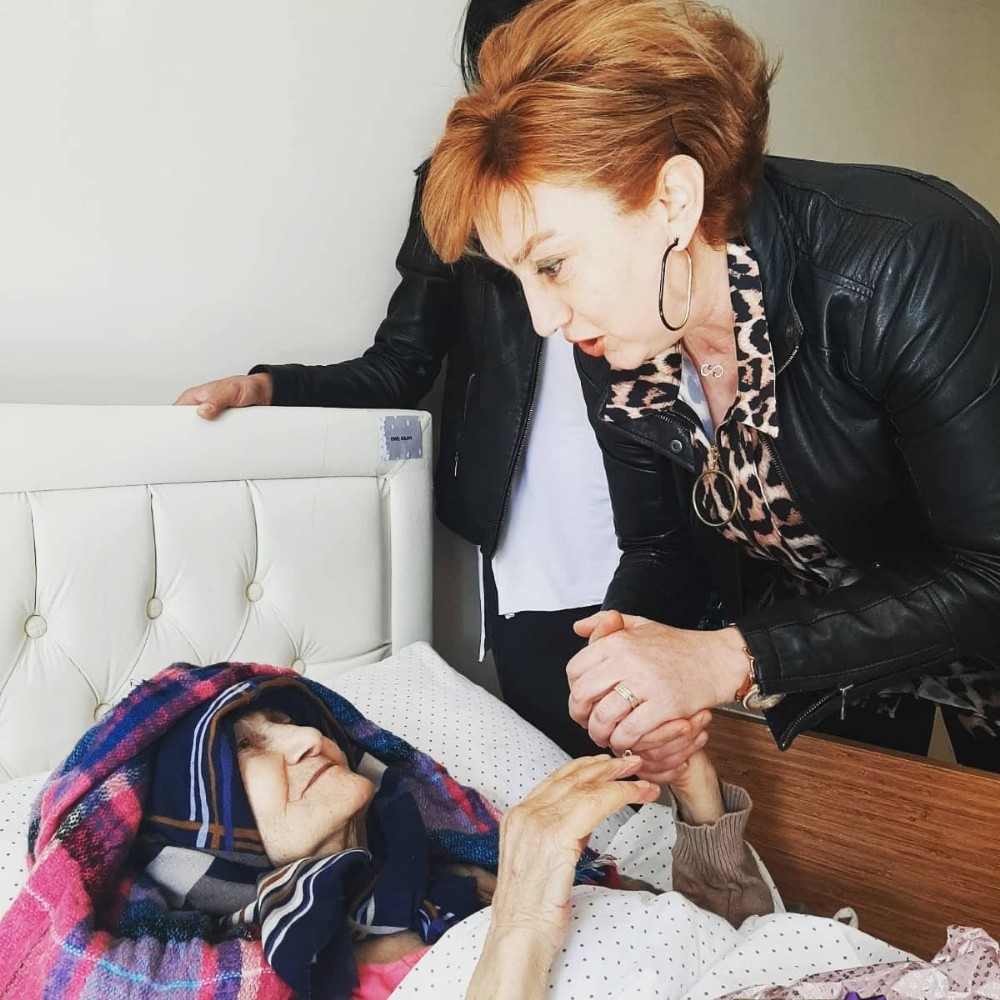 Giresun Üniversitesi öğrencileri yaşlıları ziyaret etti 