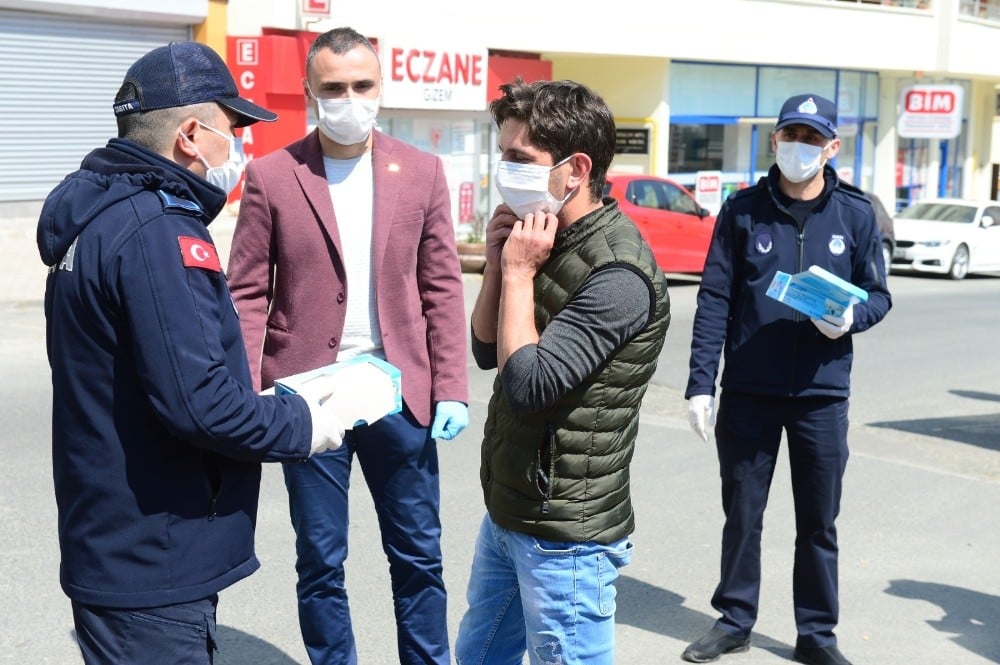 Giresun Valiliği koordinesinde vatandaşlara ücretsiz maske dağıtıldı. 