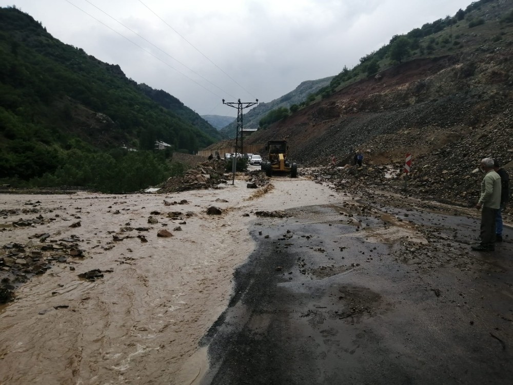 Giresun’da sağanak yağış karayolunu ulaşıma kapattı 