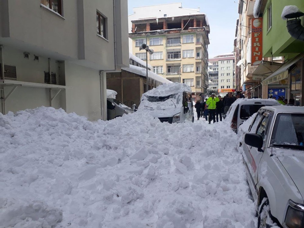 Giresun’da çatıdan düşen karlar park halindeki 2 araca hasar verdi 