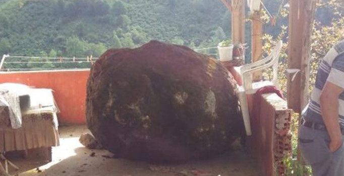 Giresun'da dev kaya kütlesi eve düştü.