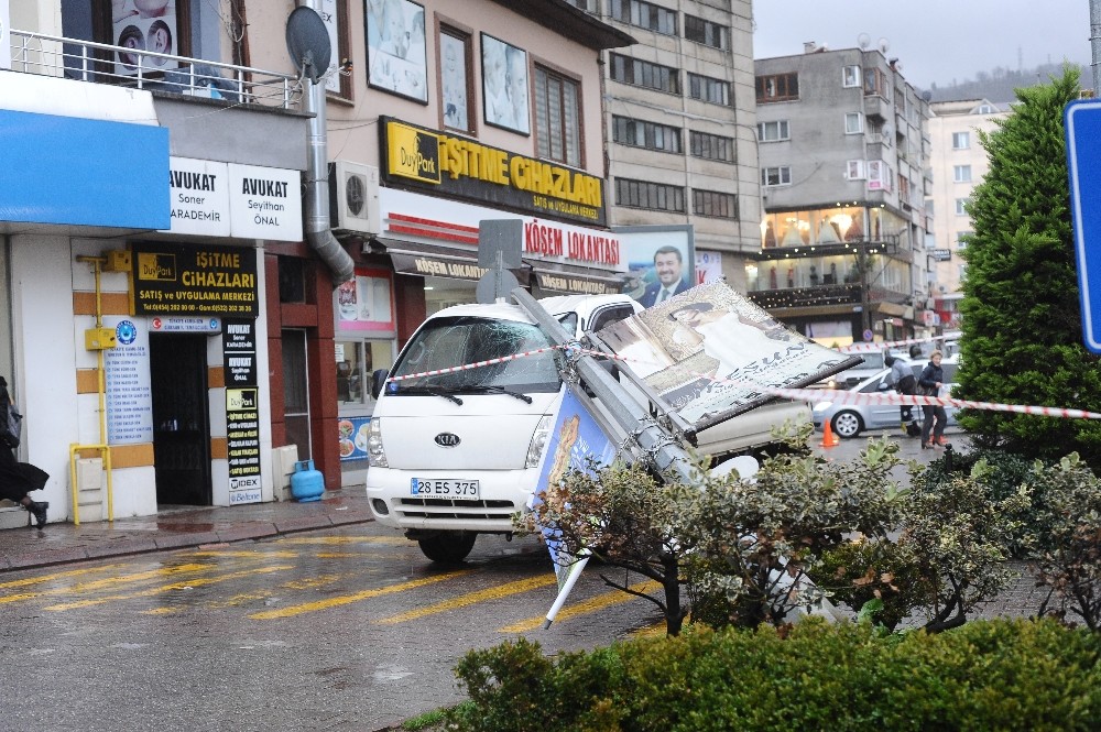 Giresun’da etkili olan fırtına elektrik direğini yerinden söktü 