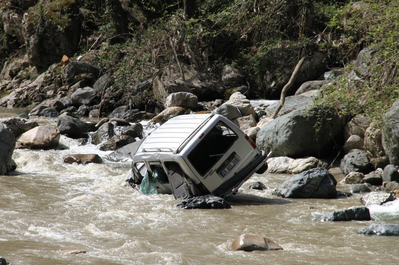 Giresun'da hafif ticari aracın dereye devrildiği kazada sürücü öldü