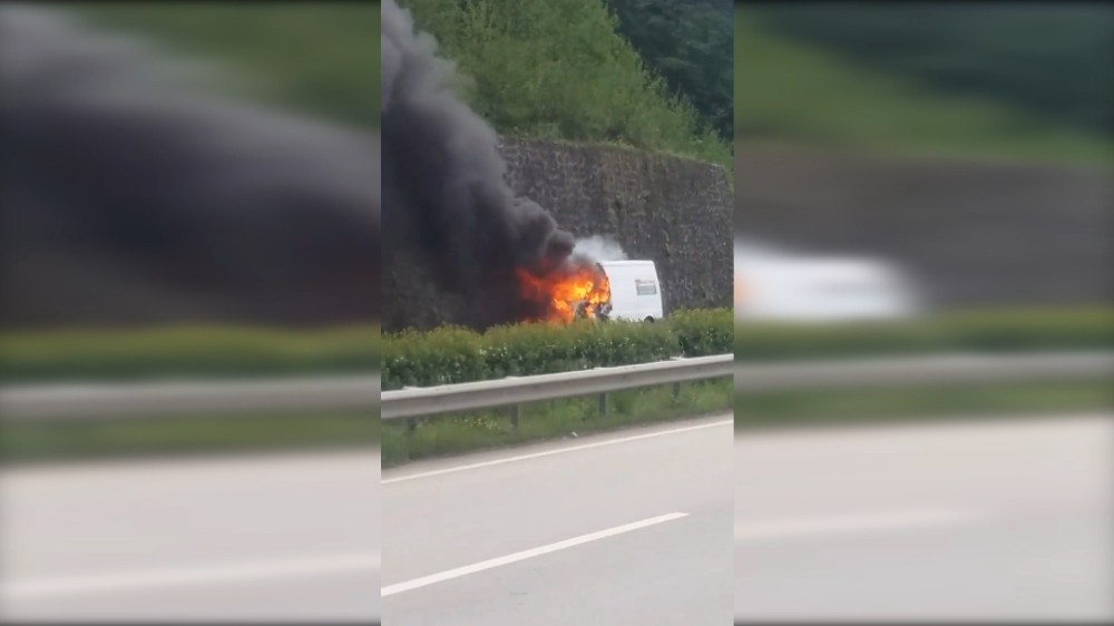 Giresun’da hareket halindeki minibüs alev alev yandı 