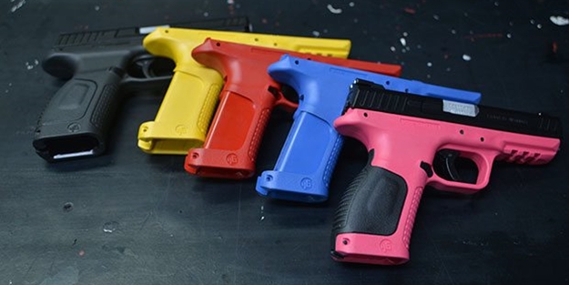 Giresun'da kadınlar için renkli silah üretildi