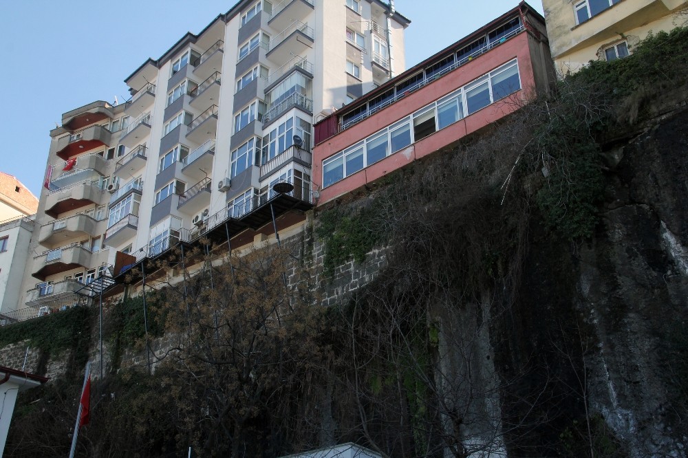 Giresun’da kayalar üzerindeki evler görüntüleri ile dikkat çekiyor 