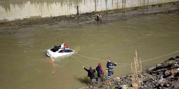 Giresun'da otomobilin dereye yuvarlandı!