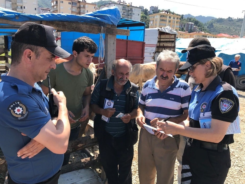 Giresun’da polis ekiplerinden kurban satıcılarına uyarı 