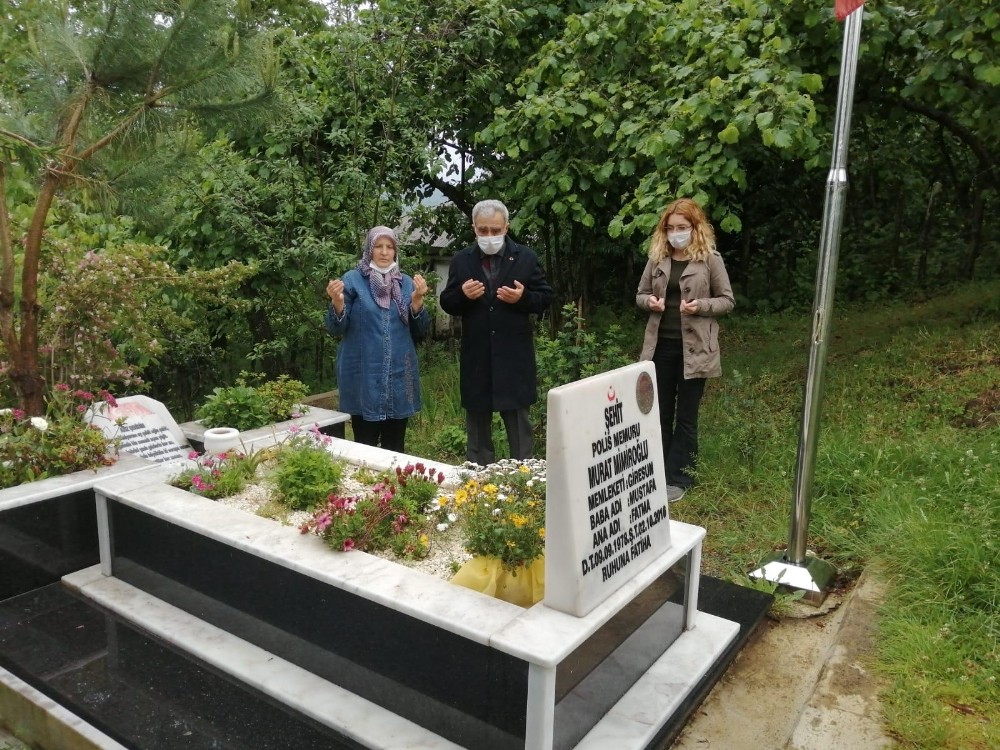 Giresun’da şehit aileleri kabir ziyaretinde bulundular. 