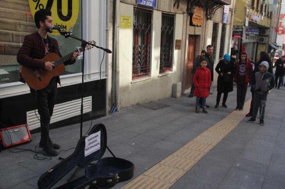 Giresun’da sokak müzisyenleri depremzedeler için çaldı 
