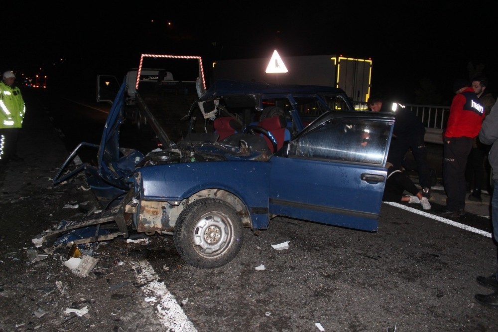 Giresun’da ters yöne giren otomobil tırla çarpıştı 