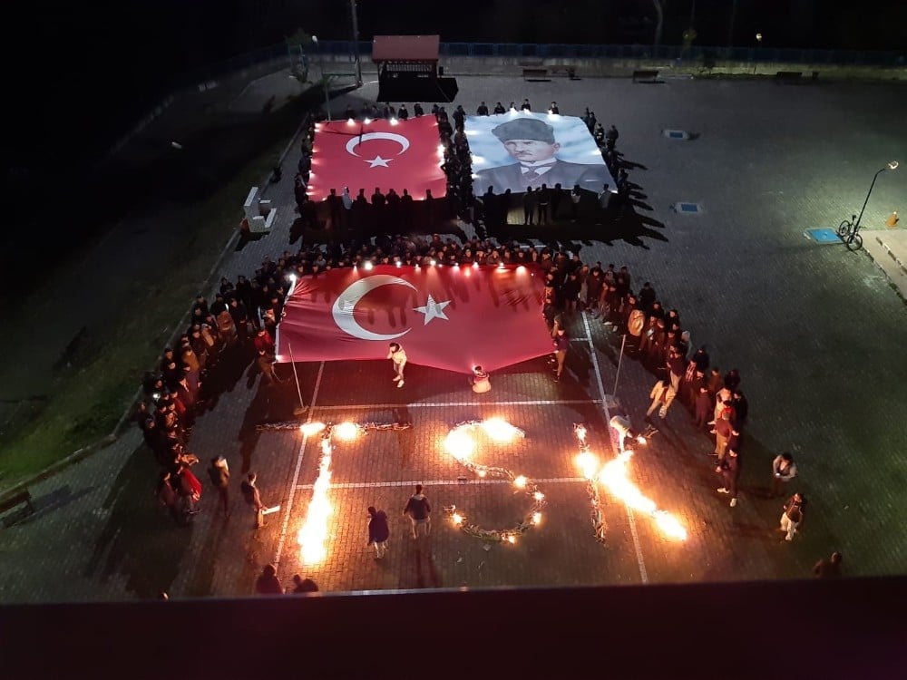 Giresun’da üniversite öğrencilerinden Mehmetçiğe ateşli ve ay yıldızlı destek 