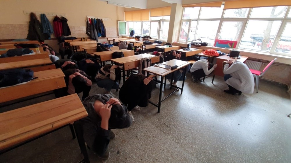 Giresun’da yangın ve deprem tatbikatı gerçeğini aratmadı 