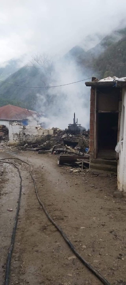 Giresun’da yangında ev kullanılamaz hale geldi 