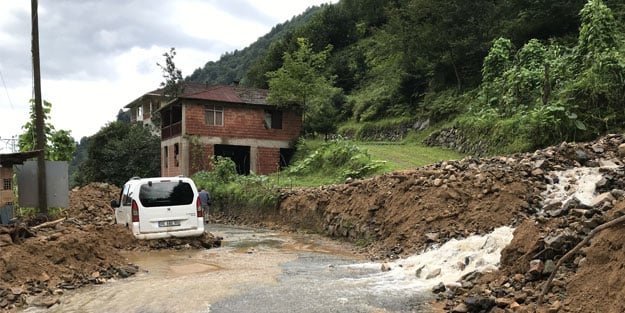 Giresun'dan sonra Rize'de sel! Yaralılar var