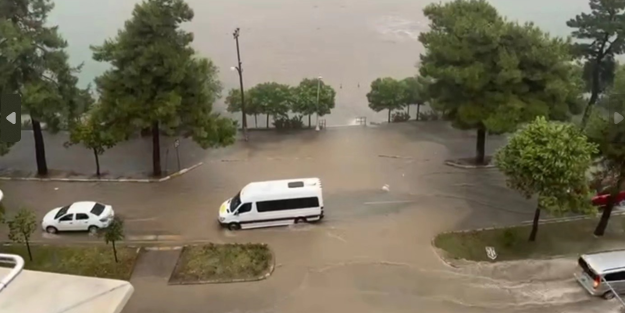 Giresun'u sel aldı! Cadde ve sokaklar suyla doldu