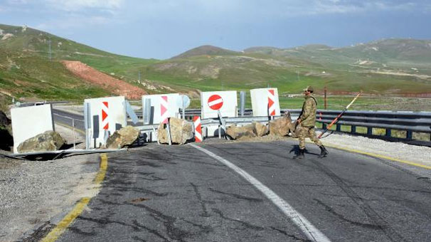 Giriş Çıkışlar tutuldu! Asker uluslararası yolu kapattı… Eller tetikte!