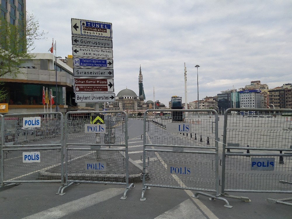 Giriş çıkışları kapatılan Taksim’de yoğun güvenlik önlemi 