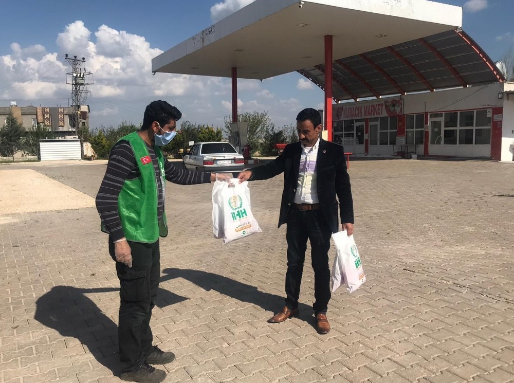Giriş ve çıkışa kapatılan mahallelere gıda yardımı 