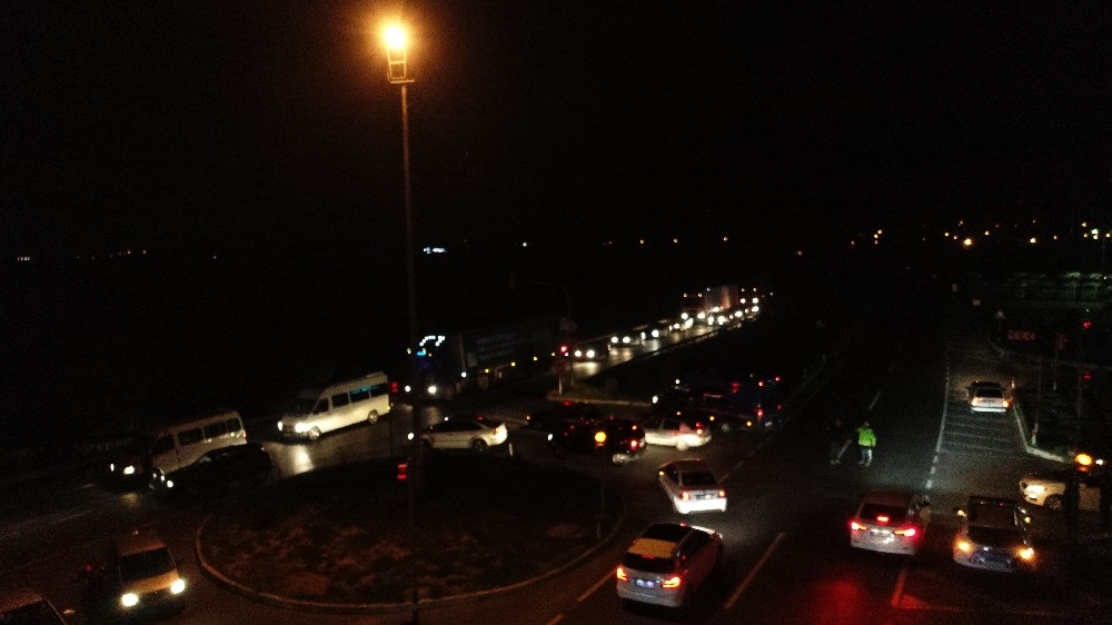 Giriş ve çıkışların kapatıldığı Denizli’de vatandaşlar polis ekiplerini ikna etmeye çalıştı 