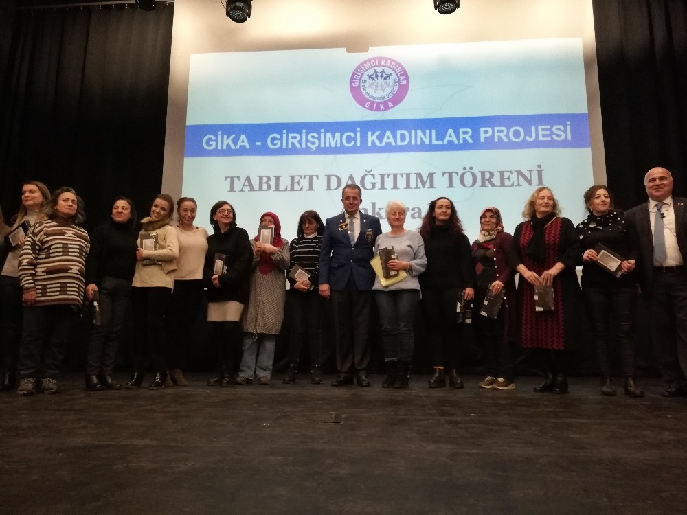 Girişimci kadınlara e-ticarette kullanmaları için tablet dağıtıldı 