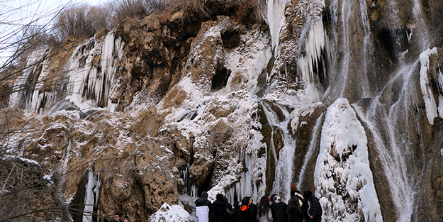 Girlevik Şelalesi dondu, görenler hayran kaldı