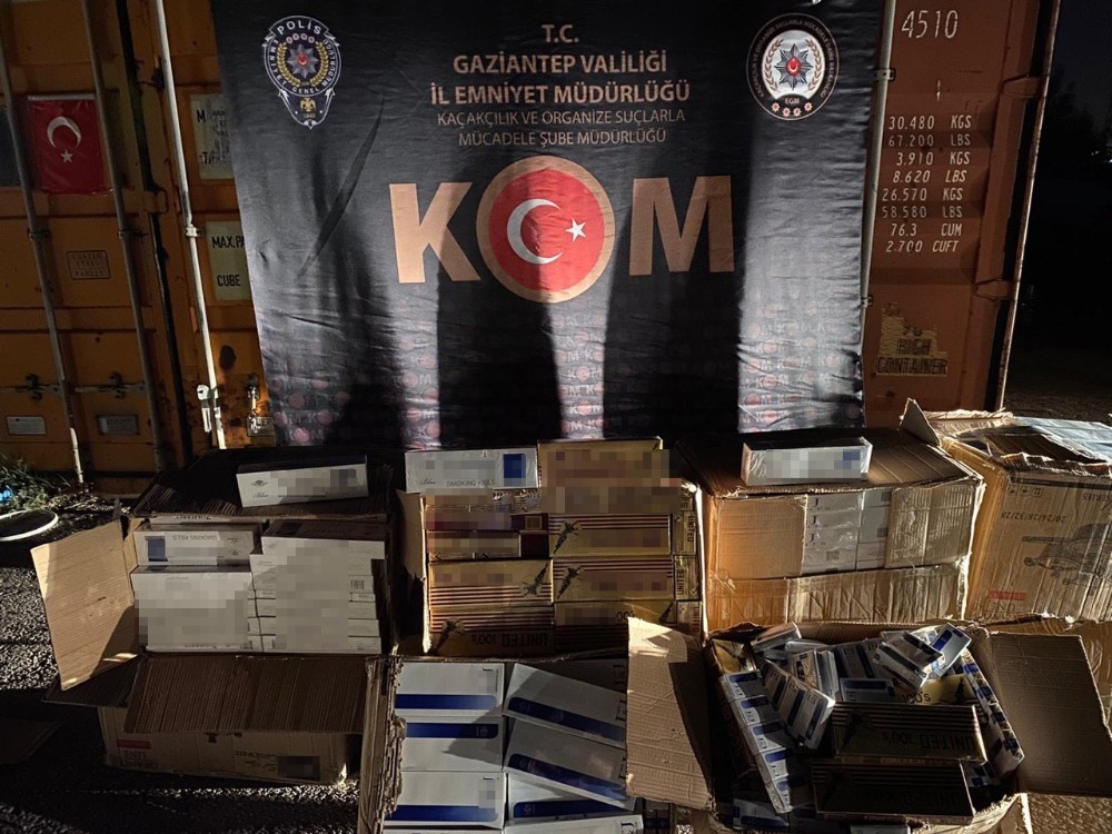 Gişelerde durdurulan tırda 8 bin paket kaçak sigara ele geçirildi 