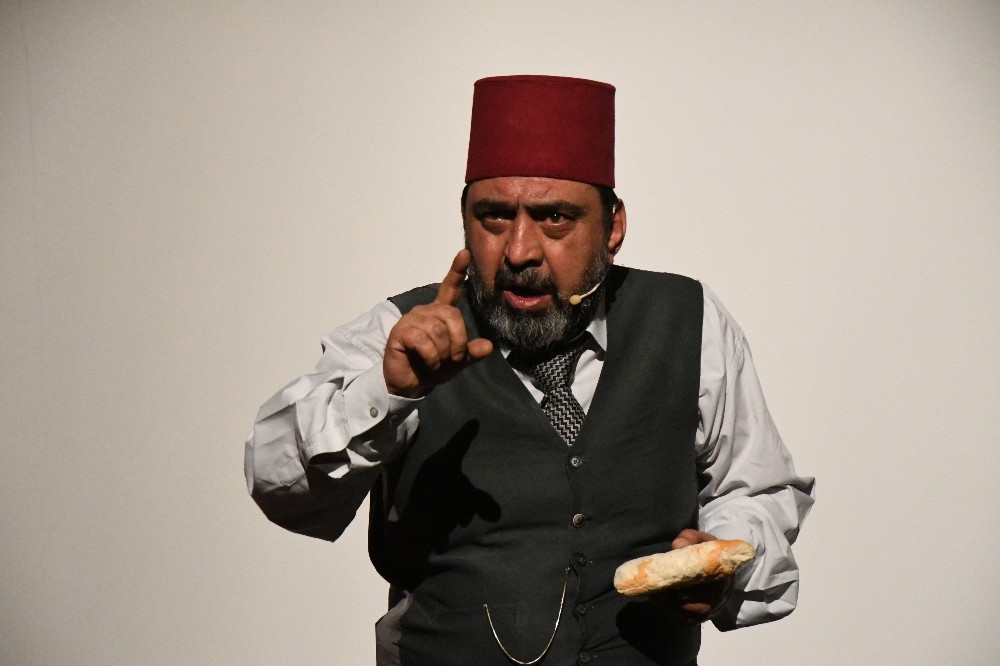 ’Gitme Ey Yolcu’ oyunu Sındırgı’da sergilendi 