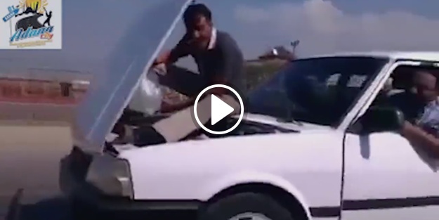 Gitmekte olan arabaya su koyan vatandaş