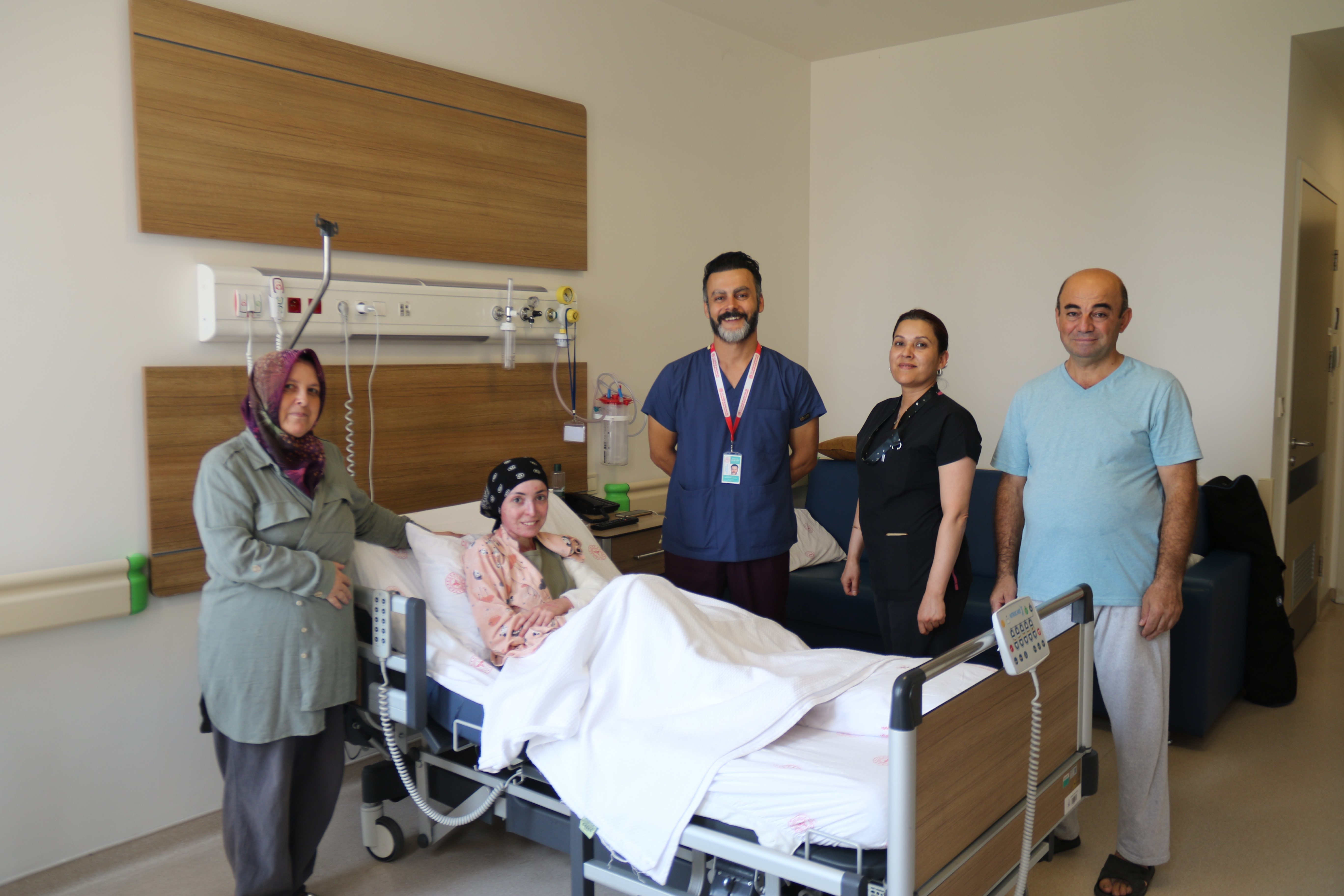 Gittiği hastanelerde “Kolunu keselim” dediler! Genç kız o koluyla su bile içti