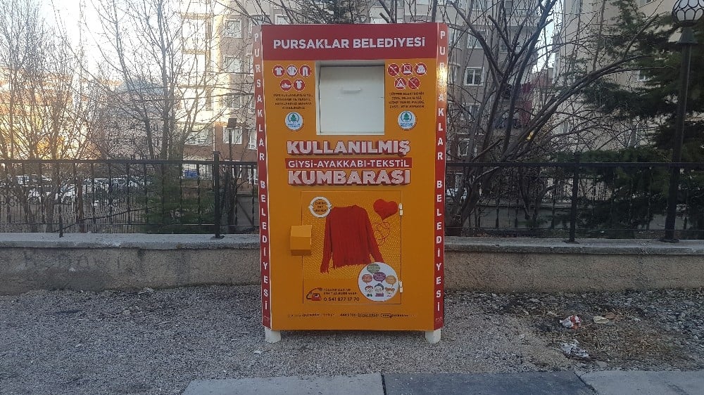 Giyilmeyen elbiseler çöpe değil giysi kutusuna 