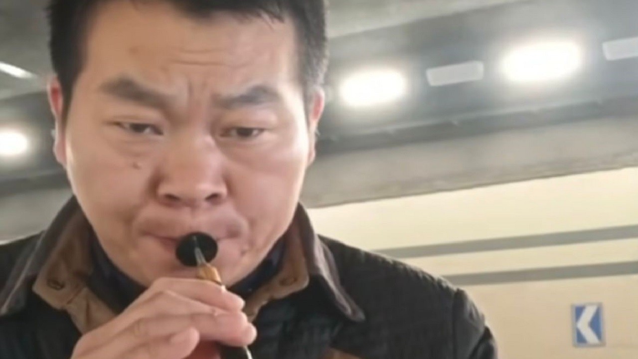 Gizem çözüldü! Bakın Çinli adam niye yol kenarında zurna çalıyormuş