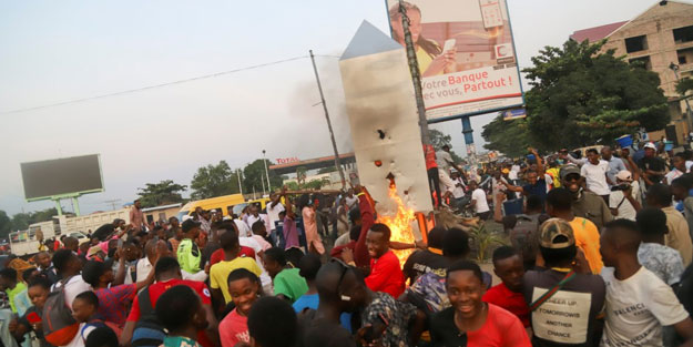 Gizemli monoliti büyücüler yaptı diyerek yaktılar