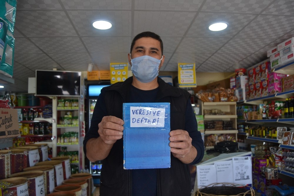 Gizemli yardımsever veresiye defterlerini satın aldı 