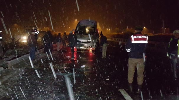 Gizli buzlanma kaza getirdi : 4 kişi yaralı