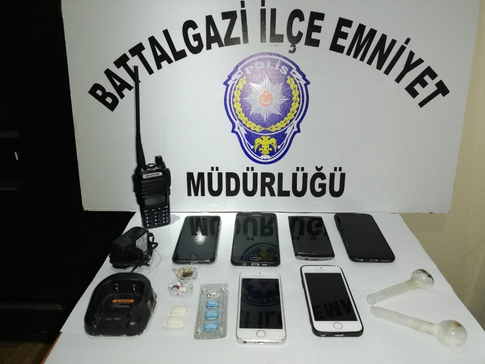 Gizli kaçış noktaları bulunan eve operasyon: 7 gözaltı 