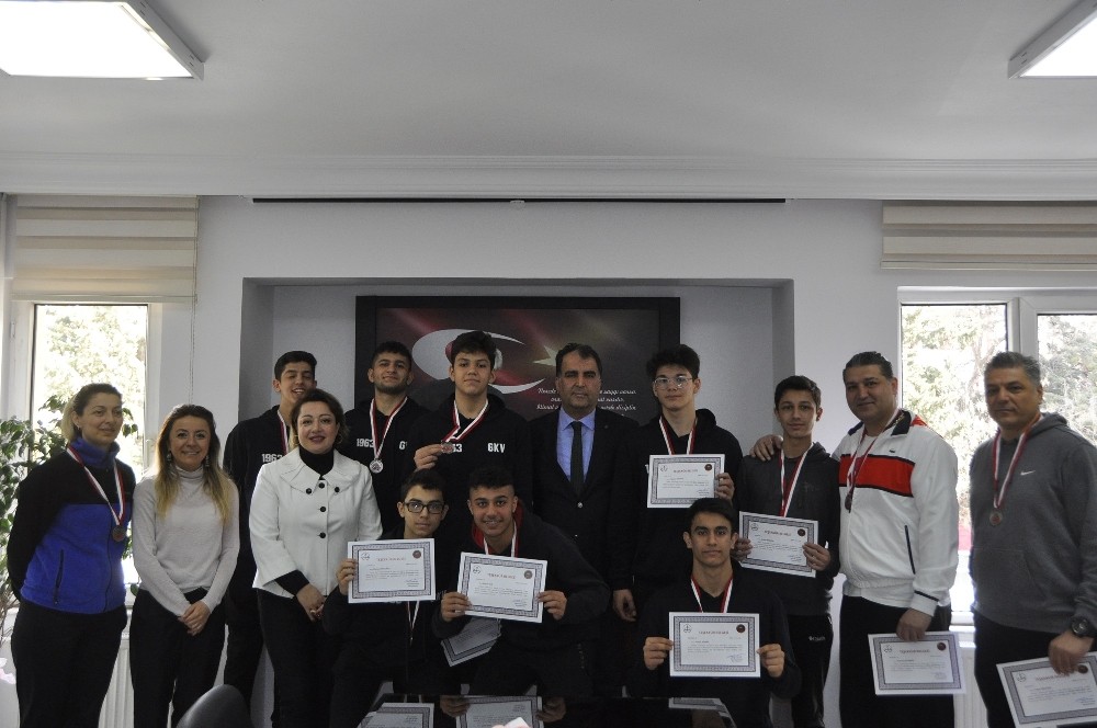 GKV’li basketbol şampiyonlarına üstün başarı madalyası 