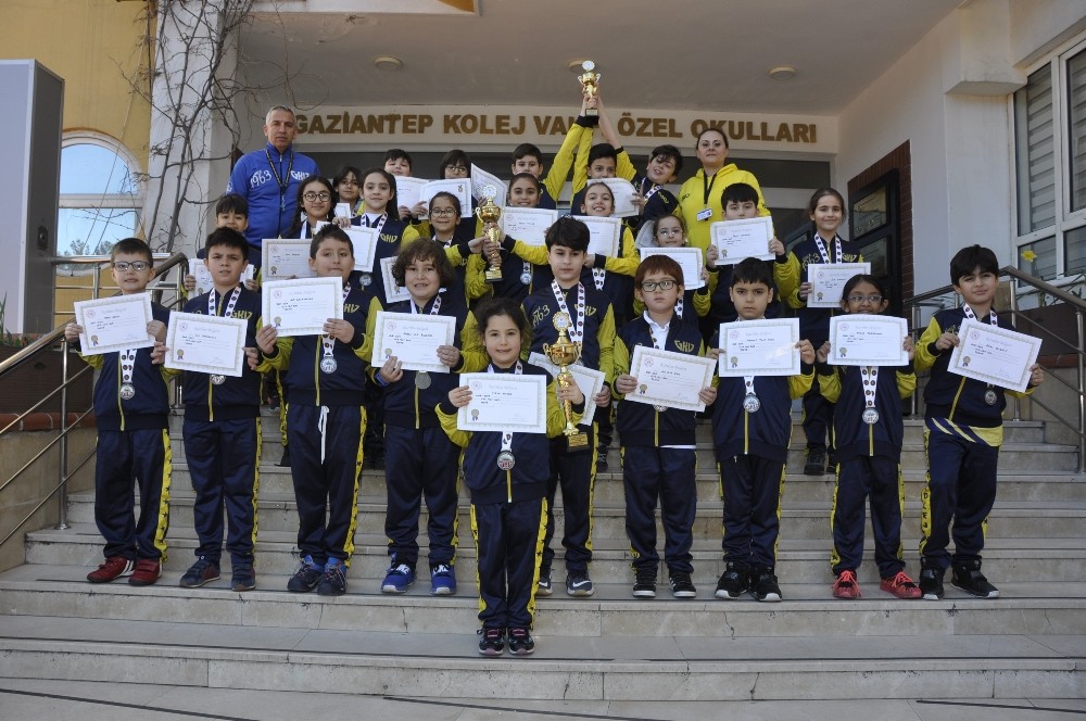 GKV’nin Minik Kulaçları Kupaları okullarına taşıdı 