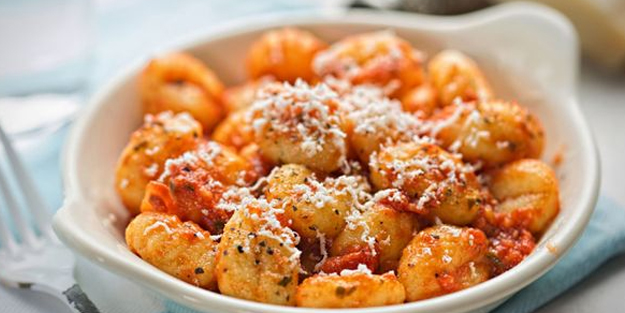 Gnocchi (Niyokki) tarifi nasıl yapılır? Gnocchi nasıl pişirilir? Gnocchi (Makarna) patates tadının hissedildiği içi boş bir mantı