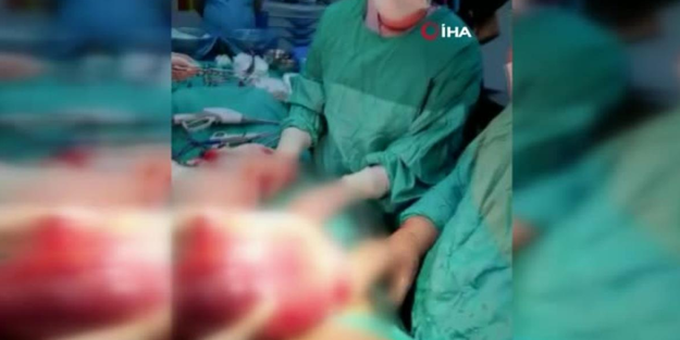 Göbeğindeki şişlik için hastaneye gitti, karnından yaklaşık 5 kiloluk kitle alındı!