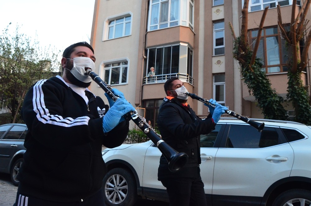 Göbek atarak evde kalıyorlar 