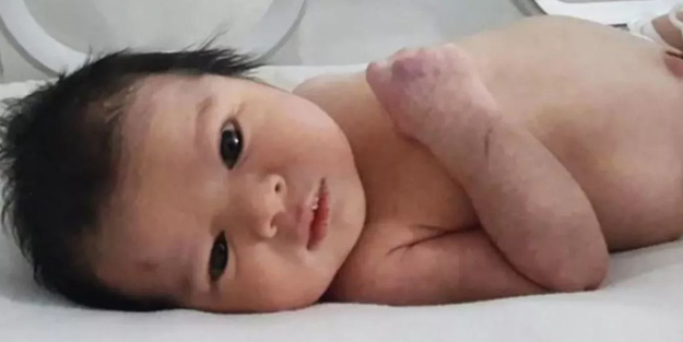 Göbek kordonu annesine bağlı halde enkazda bulunan bebek evlat edinildi