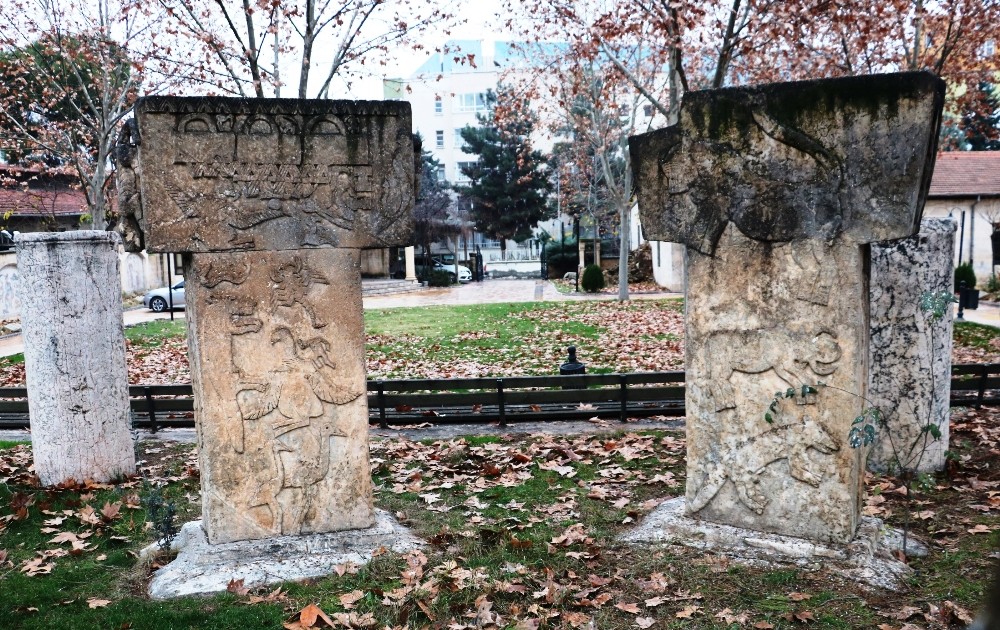 Göbekitepe’nin tarihi sembollerinin maketleri parklara dikildi 