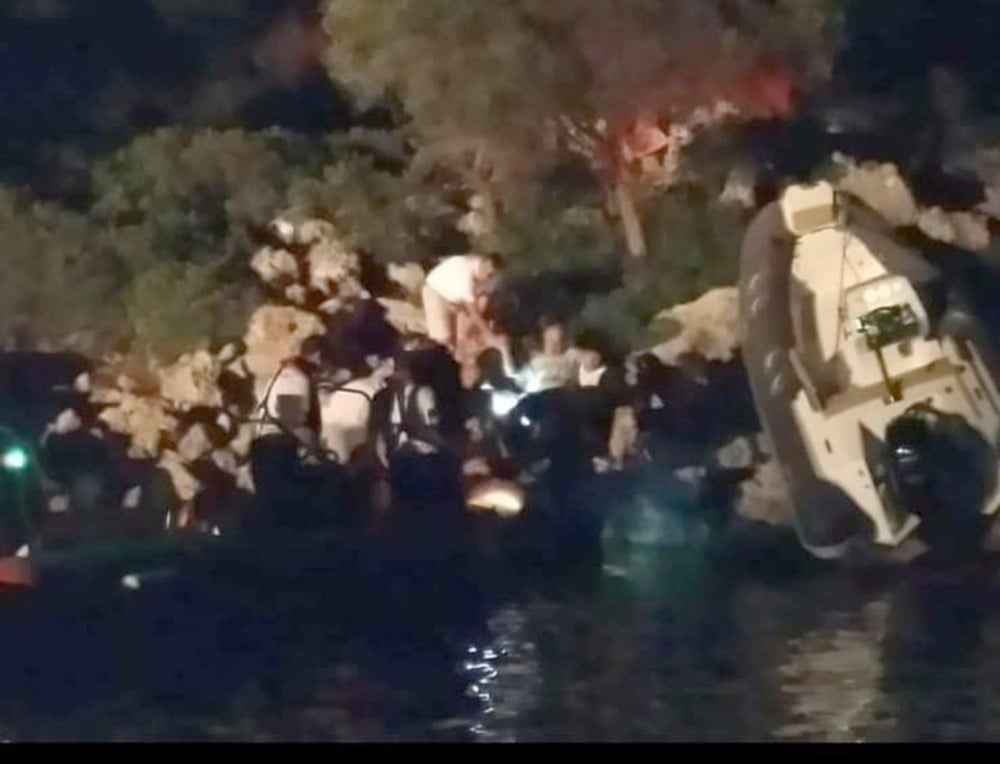 Göcek’te lastik bot kayalıklara çarptı: 2 yaralı 