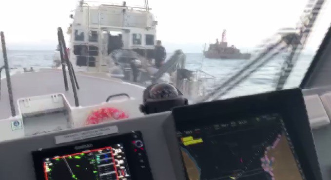 Göçmen botunu batırmak isterken karasularımıza giren Yunan botu böyle kovalandı 