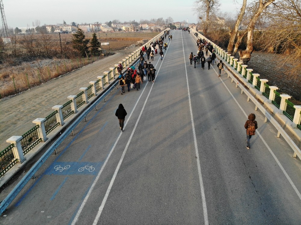 Göçmenler akın akın sınıra gelmeye devam ediyor 