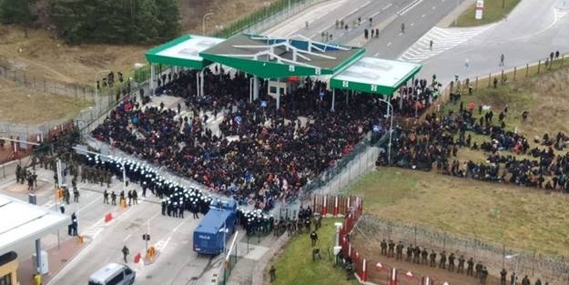 Göçmenler sınır kapısına dayandı! 'Ateş açılmasını bekliyorlar'