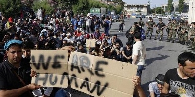 Göçmenler Yunan'a isyan etti: Biz insanız!