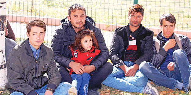 Göçmenleri Ankara diye Ardahan’a bıraktılar