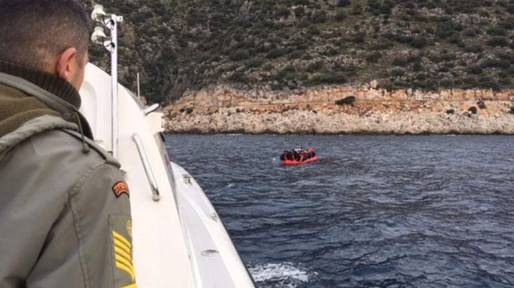 Göçmenleri jandarma kurtardı